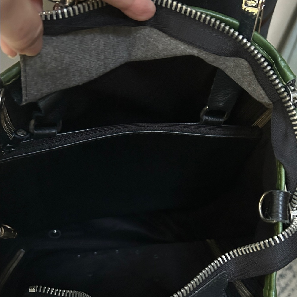 AMAZING 💚🖤  Black and Green Leather Tote with Dog Design! MINT CONDITION‼️ - Picture 8 of 16